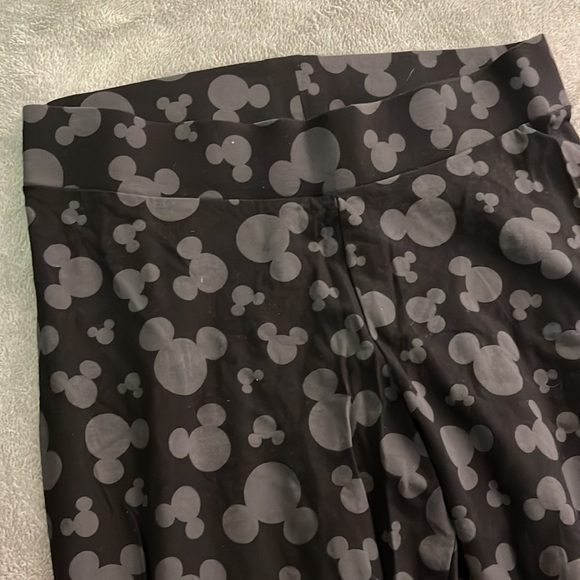 Torrid yoga pants Mickey print size 1 - Picture 2 of 4